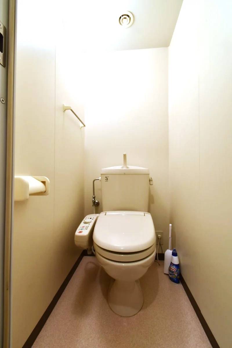 バストイレ別　温水洗浄便座付き　トイレブラシや洗剤もご用意してますので清潔に保てます！