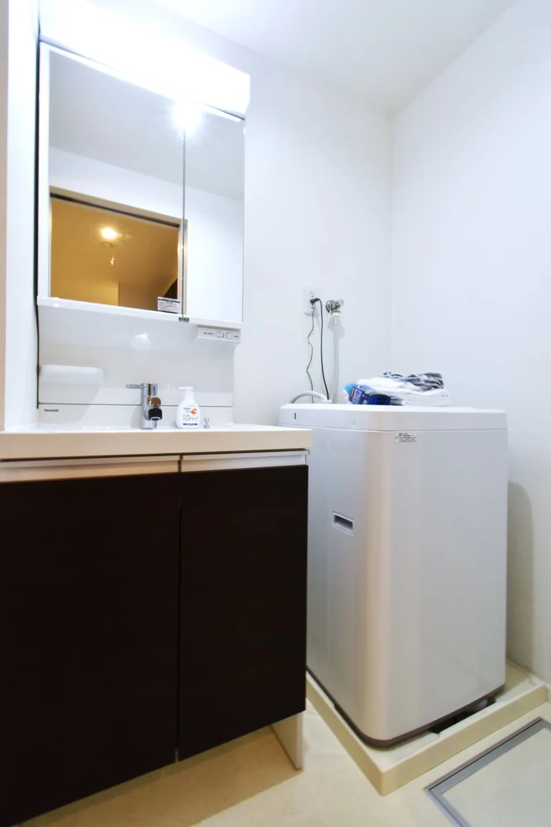 独立洗面台付で朝自宅やお風呂上りに便利！　洗濯機で衣服やリネン類洗濯できるので長期滞在でも安心！