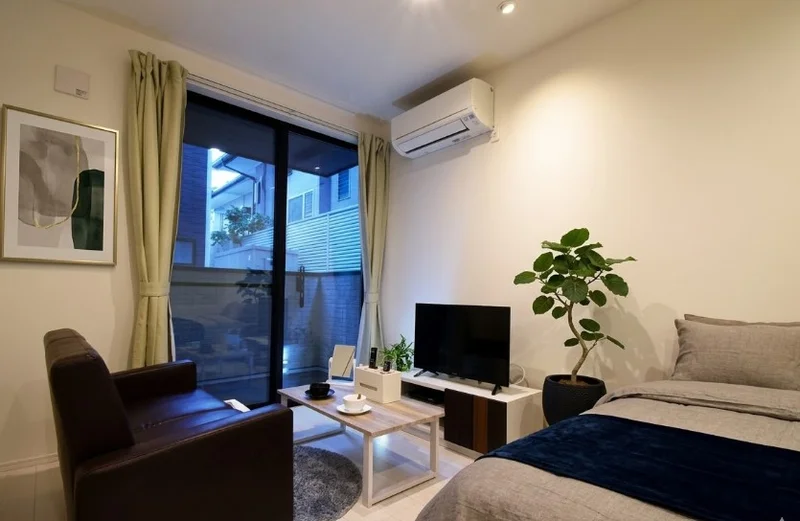 オートロック付で天井高なマンスリーマンション！　明るい色味のお部屋にナチュラルテイストなインテリアがマッチしたお部屋♪※植木と額とクッションなどの装飾は写真用です。