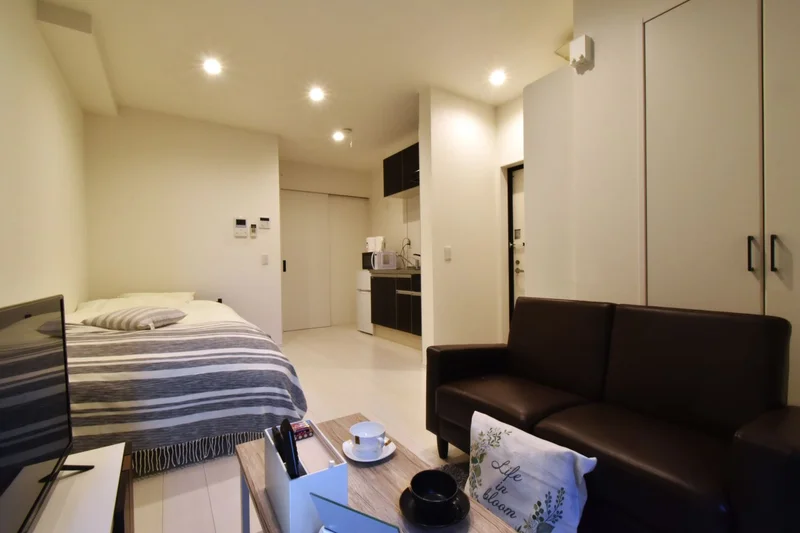 ソファ付きで収納スペースもあり！　出張やリフォームの間の滞在など　幅広い用途でご利用いただけます！