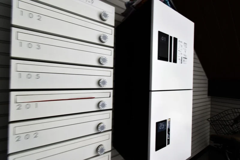 郵便ポストダイヤル式で郵送物などの受け取り可能で　宅配BOXもあり　ネット購入やSNS購入などでとても便利なアイテム！