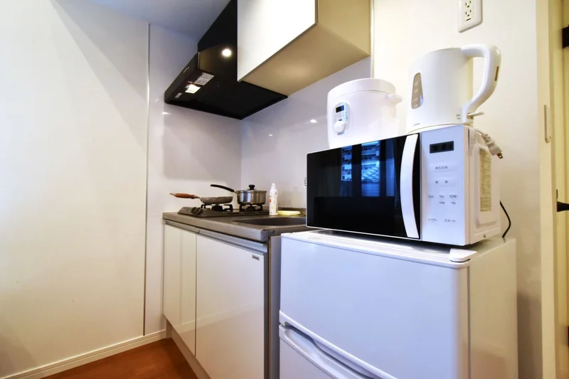 システムキッチンで自炊も可能　冷蔵庫・電子レンジ・電気ケトル・炊飯器など家電が色々！
