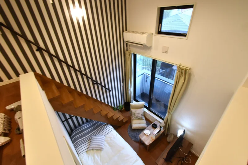 一般的なホテルでは味わえない　天井高で解放感もある　ロフト付マンスリーマンション！　割安でご利用いただけるのでコスパ抜群です。