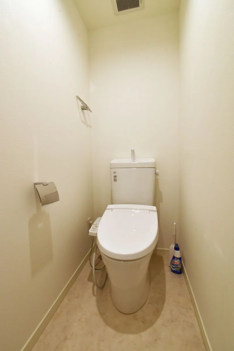 温水暖房便座付♪　トイレットペーパーはもちろん　トイレブラシや洗剤などあり　清潔に保っていただけます！