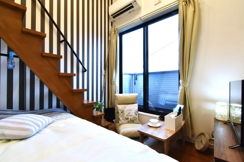 開口部が大きく光を取り入れる窓があり　日当たり確保！　テレビや座椅子ありでお部屋でくつろいでいただけます！