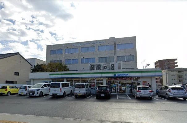 ファミリーマート 豊田元城町二丁目店まで徒歩4分。