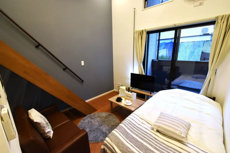 天井高な　解放感抜群な圧倒的な空間スペース！　リネン類もそろった満足度高いマンスリーマンション！