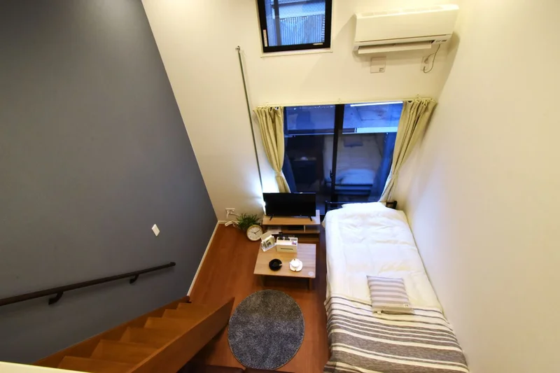 一番上とロフトの窓は構造的な事情でカーテンはありません！　エアコン付きの快適な室内でお過ごしください♪