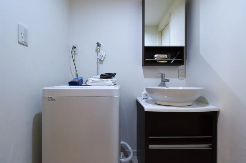 独立洗面台付きで　お風呂上りや朝自宅にとても便利！　洗濯機もありで衣類やリネン類など洗濯可能で清潔に！