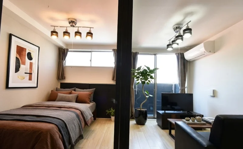 寝室と仕切りがある　ホテルより割安なマンスリーマンション！　家具家電付きで備品もそろった物件です。※植木と額とクッションなどは写真用です。