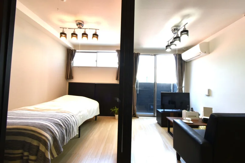 寝室と仕切りがある　ホテルより割安なマンスリーマンション！　家具家電付きで備品もそろった物件です。