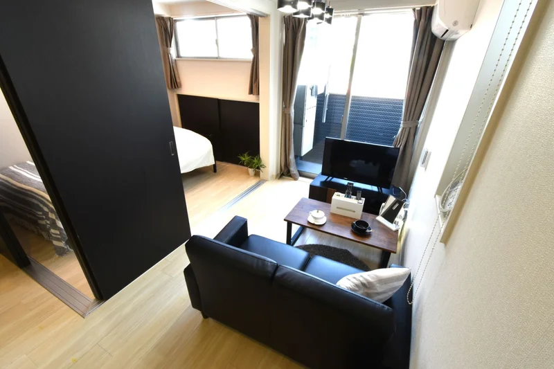 寝室と仕切れるのでプライベートな空間に！　ソファ付きでゆっくりできます！