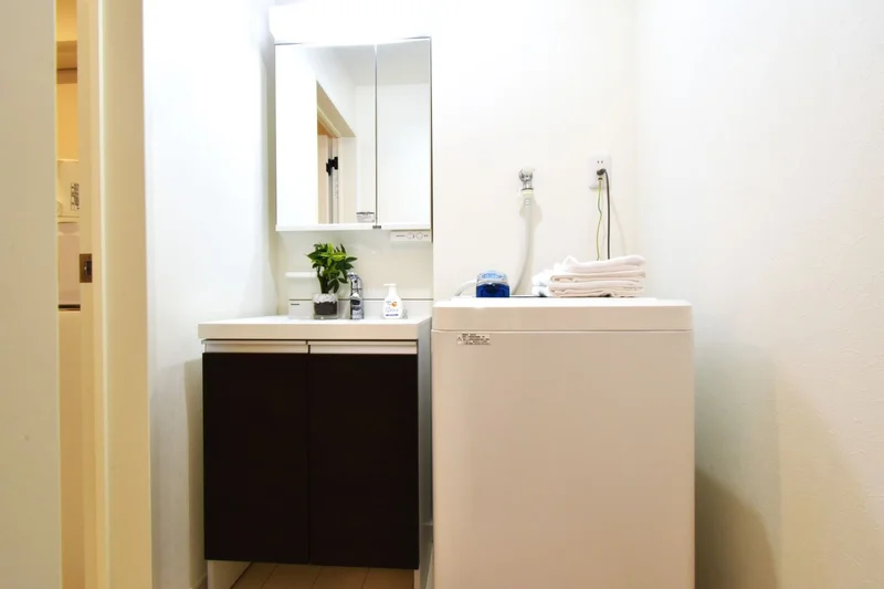 洗濯機置き場ありで　汚れた衣類や匂いもないように　快適に定期的に洗濯を！ホテルとは違いコインランドリーで別途料金無し！