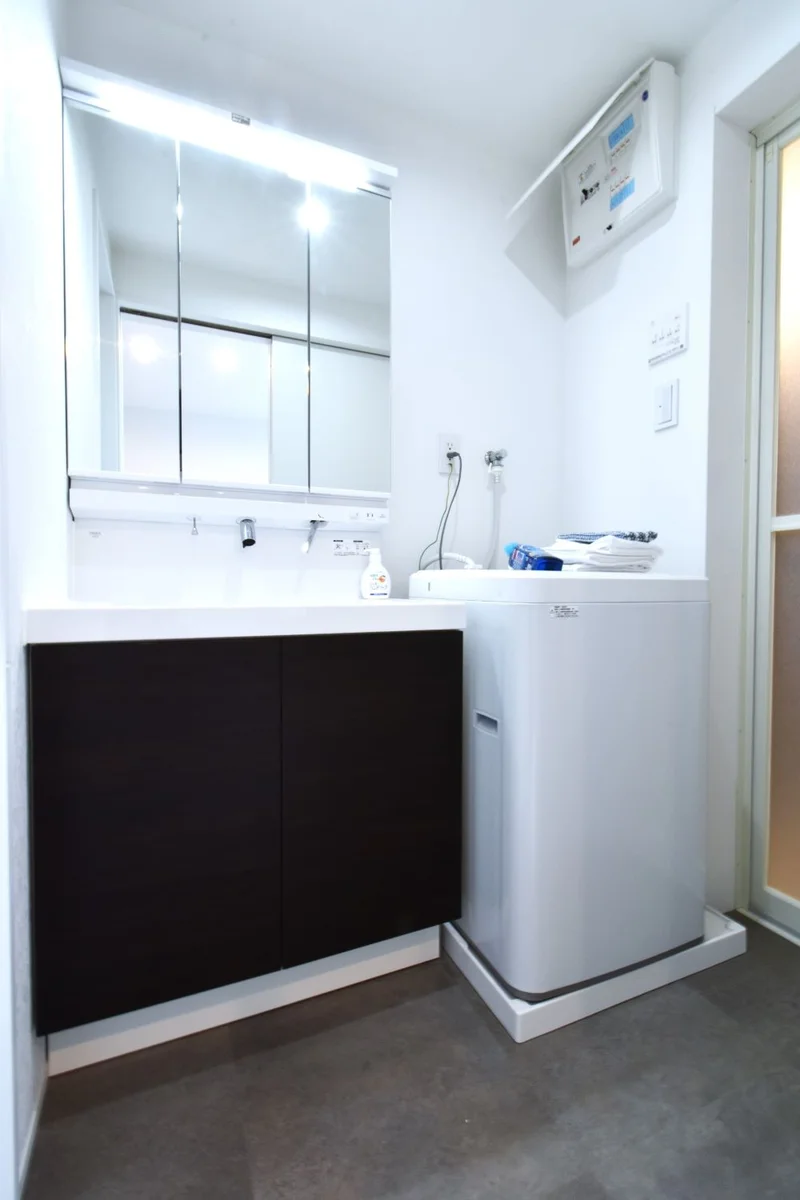 独立洗面台付で朝自宅に便利で三面鏡でさらにクオリティ向上！　女性にお勧め！