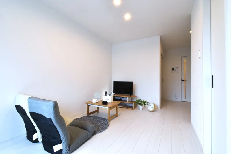 白を基調とした室内で　広くて快適な明るい住空間！　必要な家具家電が標準化されたマンスリーマンション！