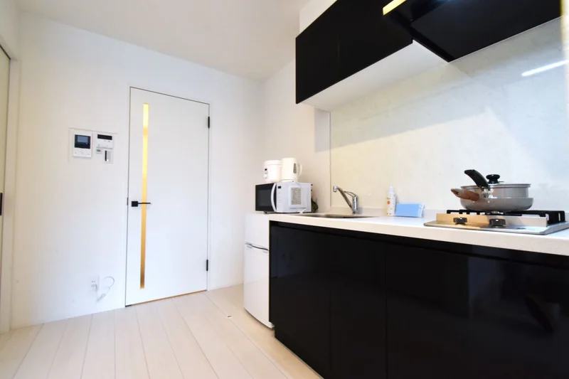 広いシステムキッチンで　自炊もラクラクな下記的空間！　食器類や調理器具も豊富にご用意！