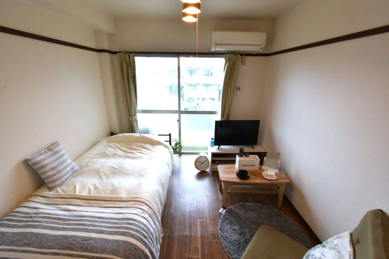 座椅子付きで明るい雰囲気のお部屋！　家具家電豊富で　あると嬉しい備品も標準品！