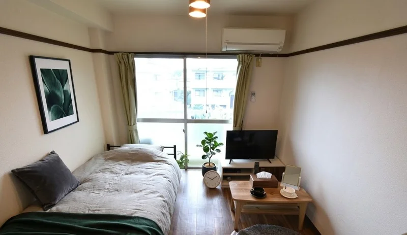 座椅子付きで明るい雰囲気のお部屋！　家具家電豊富で　あると嬉しい備品も標準品！※植木と額とクッションなどの装飾は写真用です。