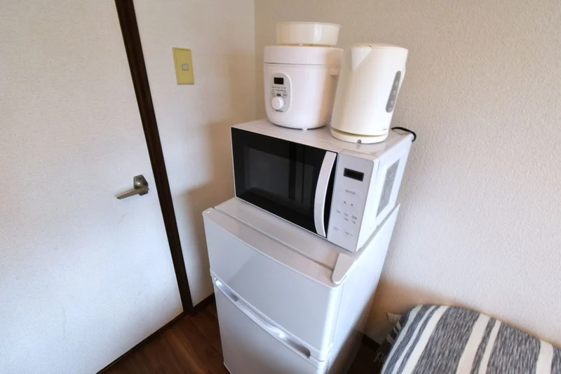 冷蔵庫・電子レンジ・電気ケトル・炊飯器など家電多数あり！　一人暮らしに必要な家電類が標準化されたお部屋です。
