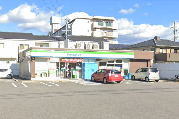 ファミリーマート 安城駅北店まで徒歩10分。