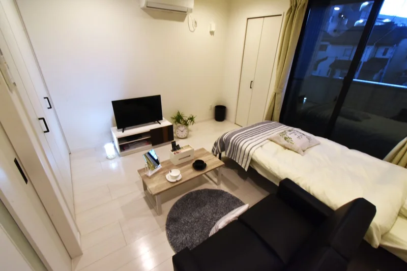 ソファ付きで　ゆったりした空間！　仕事終わりなどリラックスしてお部屋でお寛ぎいただけます。