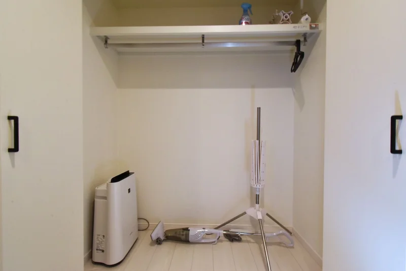 空気清浄機や掃除機・室内物干しなど家電類も多数あり！　収納も広々お使いいただけます！