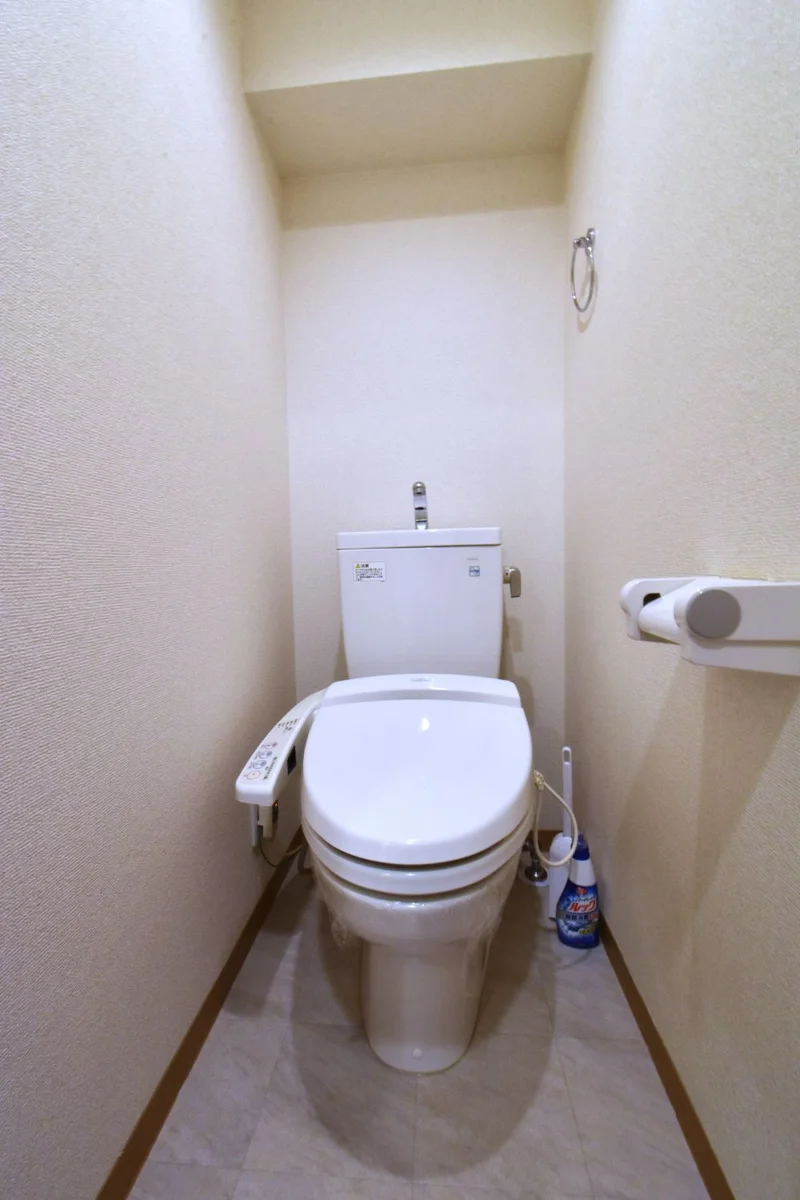 温水暖房便座付でトイレットペーパー等あり！　洗剤やトイレブラシもご用意しておりますので　清潔に保っていただけます。