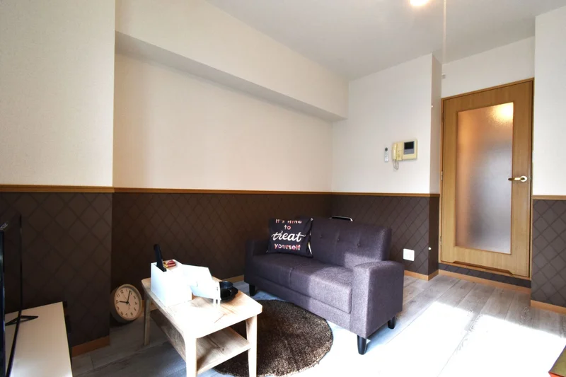 ダークトーンで落ち着いた雰囲気！　ティッシュやリセッシュなどの備品もございます。