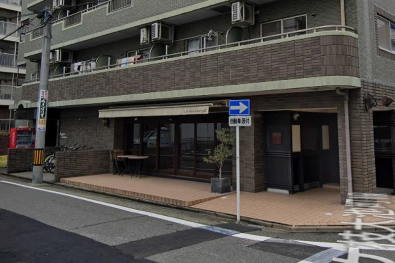 LA VAGABONDEまで徒歩1分。