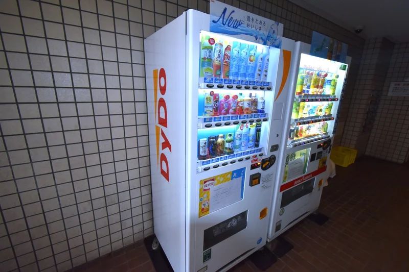 自動販売機にて　水分補給十分に！　コンビニに行かずに飲み物が手に入り便利♪