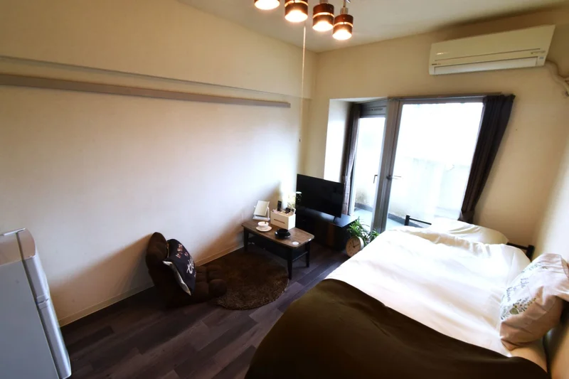 落ち着いた色味のインテリアで　高層マンションであるシックな感じの住空間！　座椅子付きでテレビを見ながらくつろぎ可能！