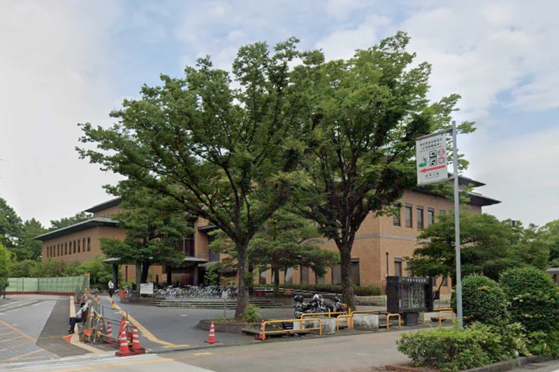 名古屋市鶴舞中央図書館まで車で14分。