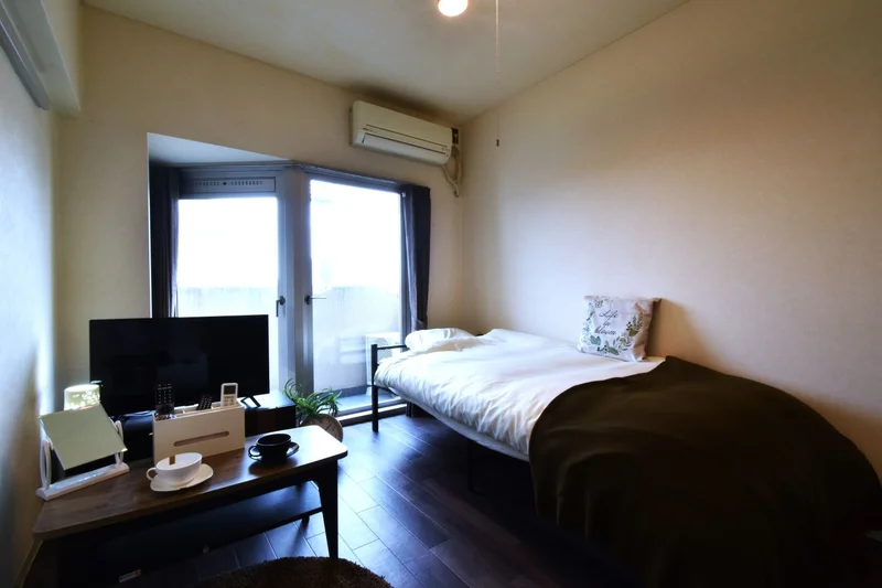 シックな感じで　落ち着いたスペース！　家具家電だけでなくティッシュや消臭スプレーなどの備品もございます。