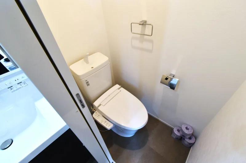 温水暖房便座付きで快適空間！　トイレットペーパーやトイレブラシ、洗剤などもございますので　清潔に保っていただけます。