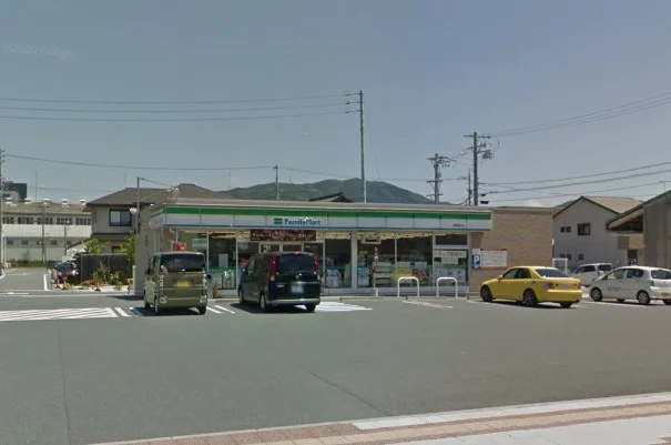 ファミリーマート 蒲郡港町店まで徒歩5分。