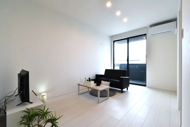 白系の清潔感のある　明るい色調に広い御部屋！　家具家電だけでなく備品類も取り揃えており満足度が高いマンスリーマンションです！