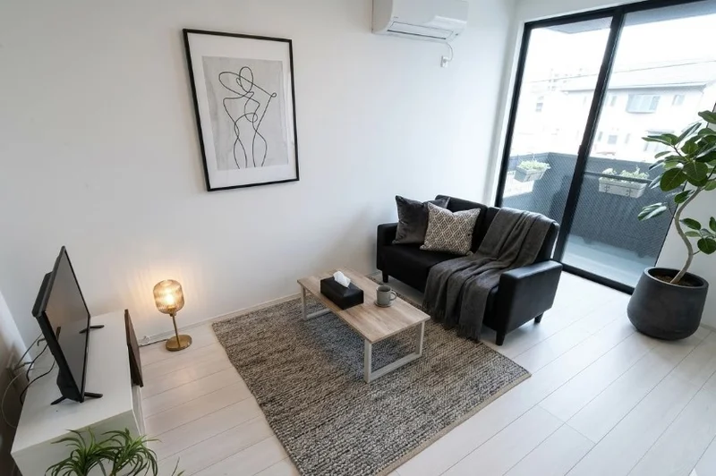 白系の清潔感のある　明るい色調に広い御部屋！　家具家電だけでなく備品類も取り揃えており満足度が高いマンスリーマンションです！※植木と額とクッションなどの装飾は写真用です。