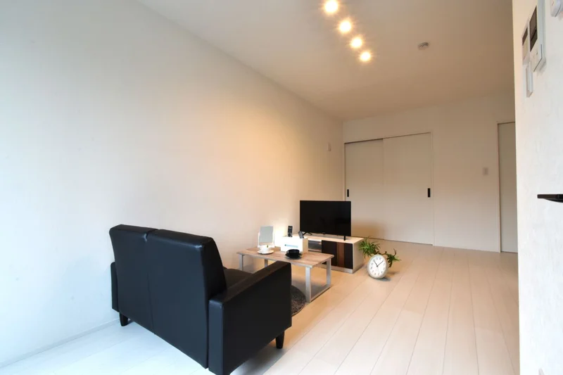 天井高でより広く感じます！　テレビを見ながらリラックス♪　あると嬉しい備品類もそろっております！