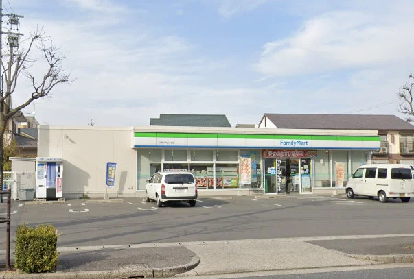 ファミリーマート 小牧中央三丁目店まで徒歩5分。