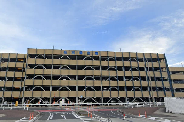 名古屋飛行場（県営名古屋空港）まで車で18分。