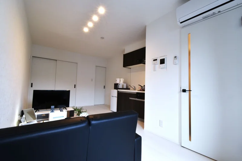 収納スペースもあり長期の滞在でも安心！　ソファ付きでゆったり寛げます。