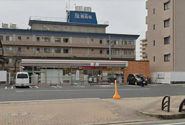セブン-イレブン 小牧駅前店まで徒歩9分。