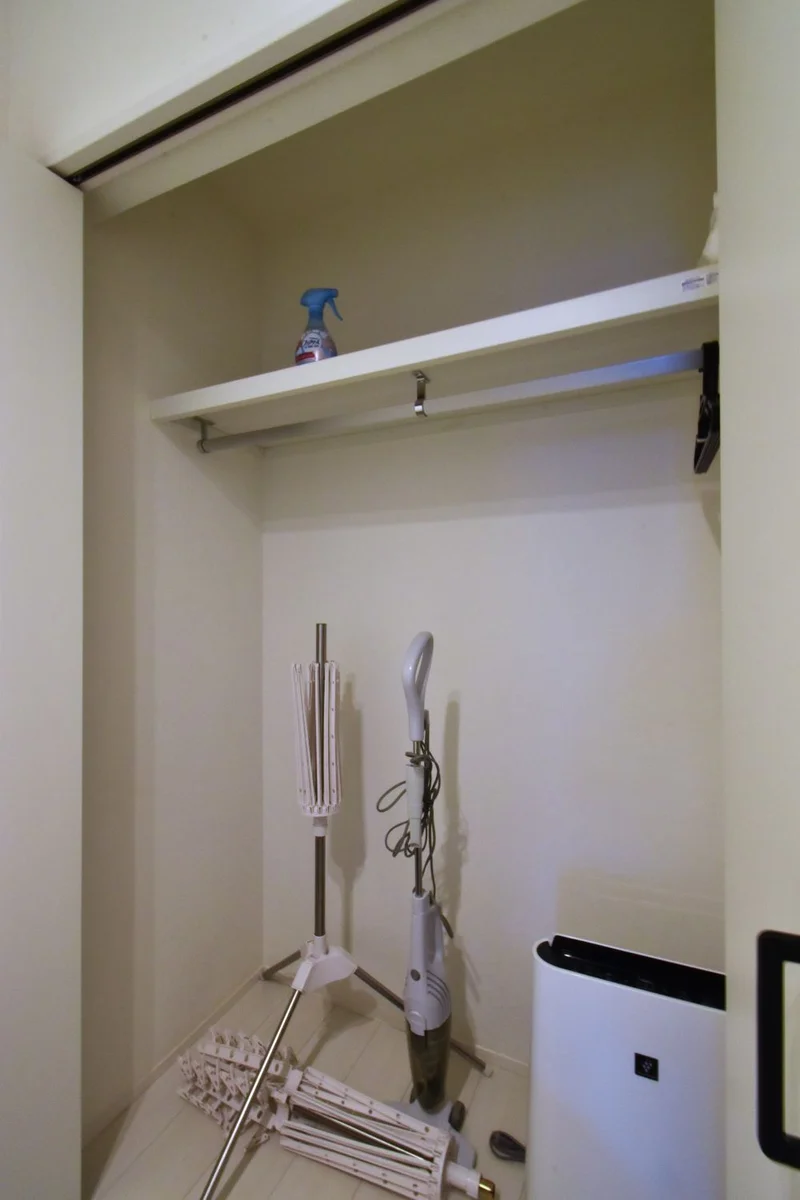 空気清浄機や掃除機・室内物干しやコロコロまである！　収納スペースも是非ご利用ください！