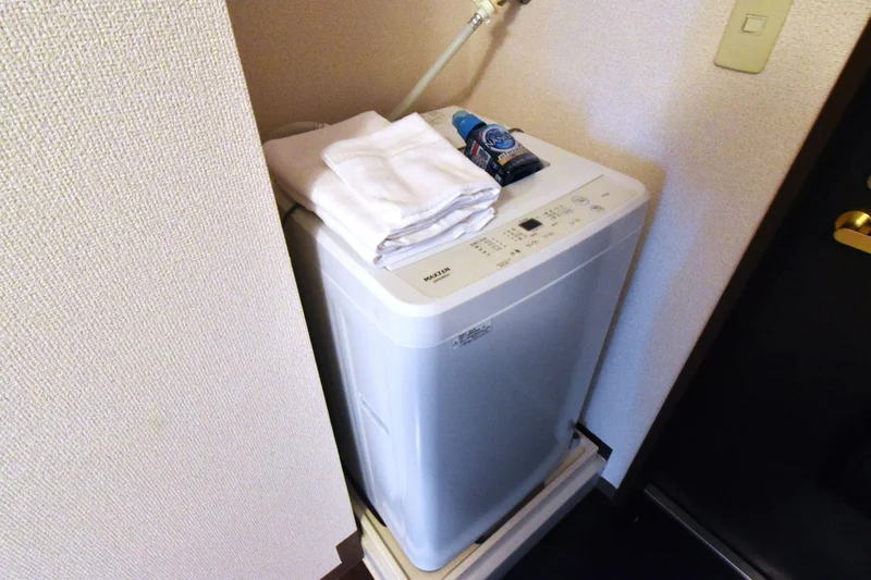洗濯機付きで衣類やリネン類など洗濯して毎日の汚れもスッキリ落とせて　長期の滞在でも安心です！　