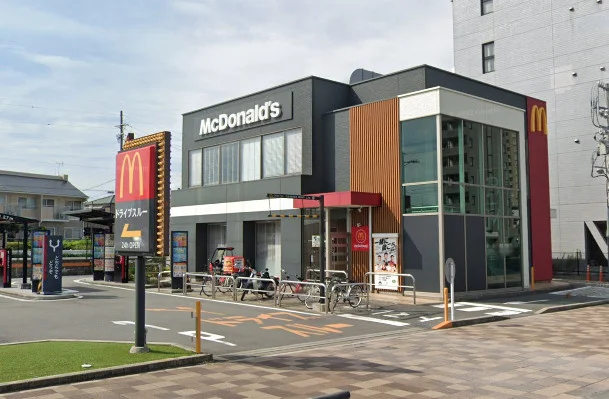 マクドナルド ２２号康生通店まで車で20分。