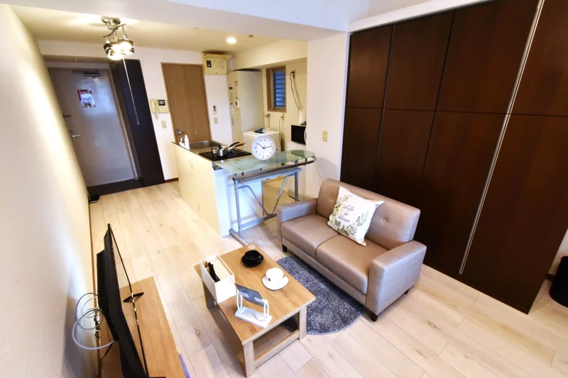 対面キッチンでカウンターまである　リラックス空間！　ソファ付きでゆっくりお寛ぎいただけます！