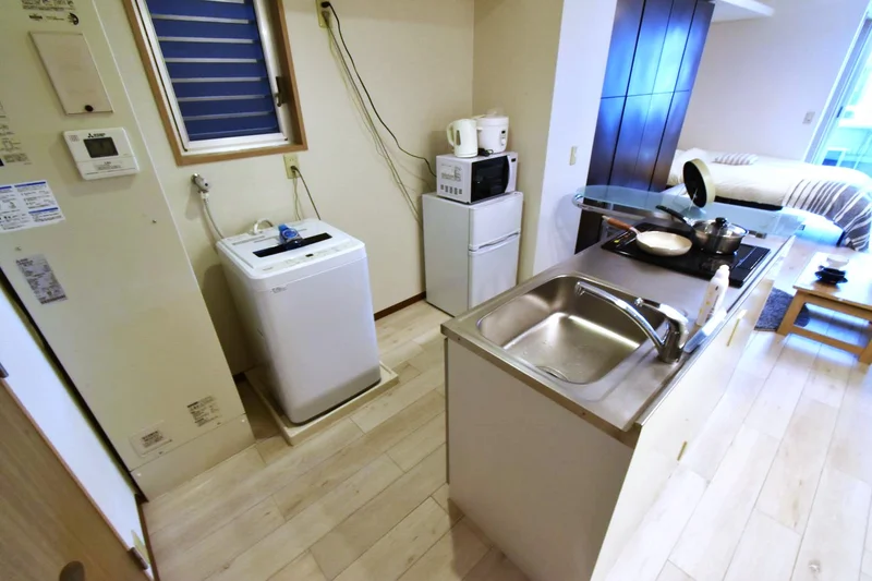 キッチン用具豊富で料理器具は多種多様！　食材をご用意いただければすぐに自炊可能となっております。