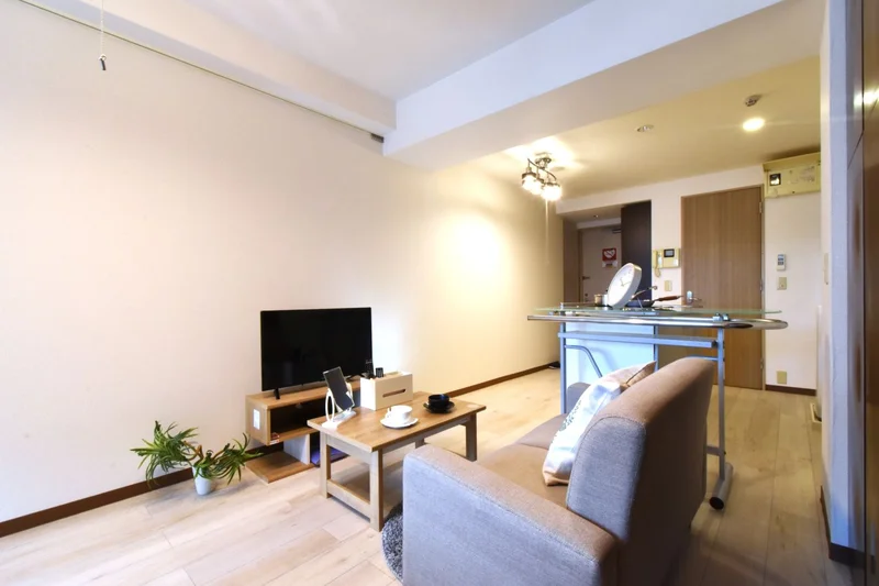 休日や仕事帰りにテレビを見ながら少し休憩！　リラックスできるナチュラルな雰囲気のお部屋♪