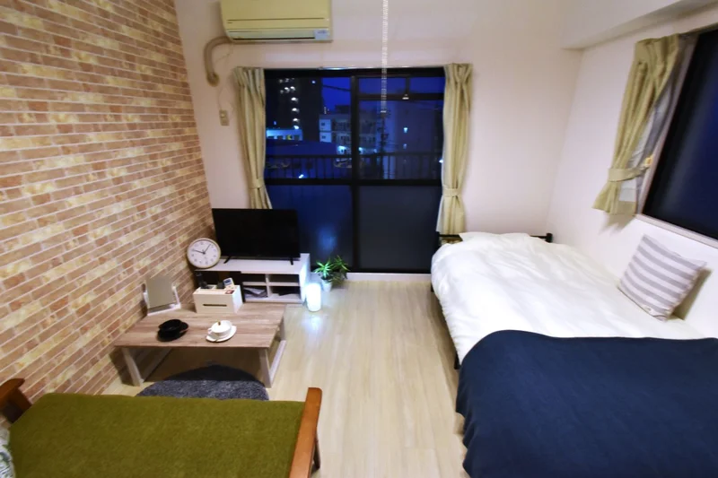 家具家電も豊富で光熱費無料なオススメ部屋！　開口部多めのお部屋！