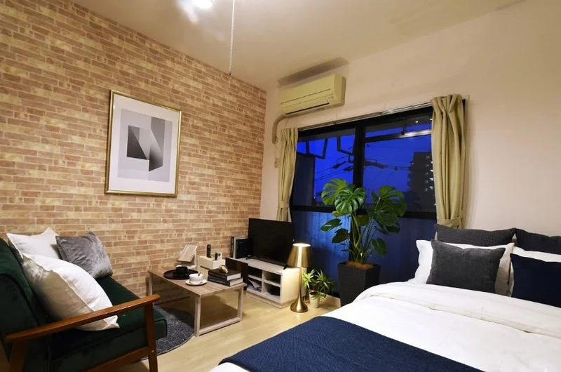 デザインクロスありのソファ付き角部屋マンスリーマンション！　家具家電や備品が標準化されたお部屋！※植木と額とクッションなどの装飾は写真用です。